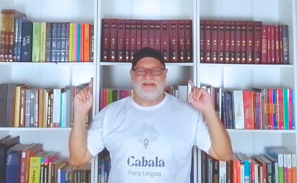 Jorge Luiz, do Cabalá Para Leigos, diante de uma estante de livros